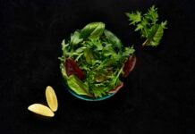 Салат зі шпинатом, сардинами та кунжутом: легкий, корисний і ароматний
