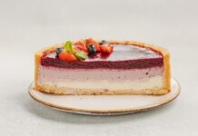 Солодка насолода літа: готуємо ніжний ягідний чізкейк без випікання
