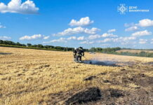 Пожежа в полі: у Вінницькій області згорів комбайн