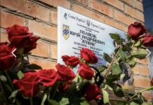 У Вінниці відкрили меморіальну дошку азовцю Юрію Поліщуку «Жужику»