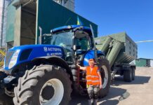 Жінка за кермом трактора: історія Людмили Ярмолюк з Калинівського елеватора