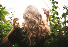 Як доглядати за волоссям влітку: прості поради для здорового і блискучого волосся