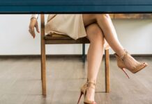 Чи корисно сидіти, закинувши ногу на ногу? Міфи та факти