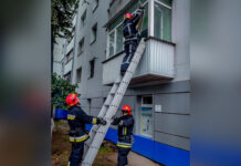 У Вінниці рятувальники врятували літню жінку, відчиняючи двері через балкон