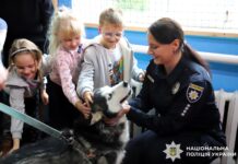У Вінниці поліцейські та волонтери провели для школярів захід до Дня захисту тварин