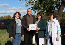 У Сокільці відкрили оновлений фельдшерський пункт На фото вручення сертифіката від благодійного фонду "МХП-Громаді"