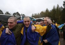 До України повернулися 205 військових та цивільних з російського полону