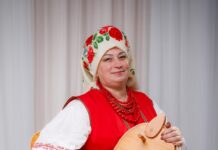 Дружина бійця «Азову» знайшла сили в театрі: Аліна Музика зіграла в «Мартині Боруля» Барського МХАТу