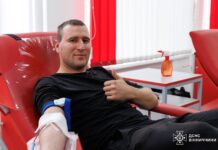 У Вінниці рятувальники стали донорами крові, щоб допомогти врятувати життя захисників України