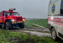 У Моївці рятувальники витягли з багнюки машину «швидкої»