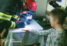 У Вінниці рятувальники зняли кришку від пляшки з пальця дитини