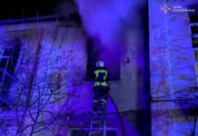 На Вінниччині через запалену свічку загорілася квартира — жінку врятували рятувальники