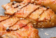 Святкова закуска за 20 хвилин: запечені канапки з крабовими паличками