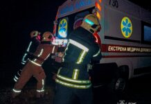 Рятувальники врятували «швидку» з розмитої дороги в Іванківцях