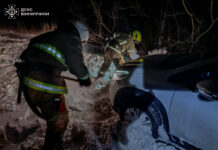 Рятувальники Вінниччини визволили одразу сім автівок зі снігових заметів