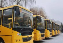 На Вінниччині дев’ять громад отримали 11 нових шкільних автобусів