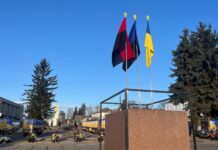 У Хмільнику на постійній основі майорітиме блакитно-чорний прапор зниклих безвісти