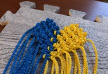 На Вінниччині родини захисників виготовляли брошки-сердечка у кольорах України