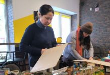 Частинка тепла для фронту: у Вінниці пройшла акція з виготовлення окопних свічок