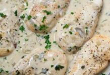 Курка у вершково-грибному соусі з часником