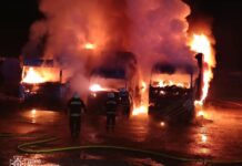 В Іллінцях на території підприємства загорілися три вантажівки