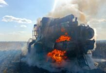 На Вінниччині у полі загорівся комбайн