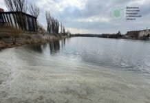 У Вінниці на річці Південний Буг зафіксували плями невідомого походження