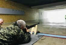 «Влучний стрілець»: у Вінниці вчителі «Захисту України» змагалися у майстерності володіння зброєю