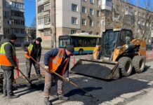 У Вінниці на ремонті доріг працюють вісім ремонтних бригад