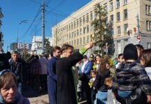 Тисячі вірян у молитві: як Вінниця відзначає Вербну неділю