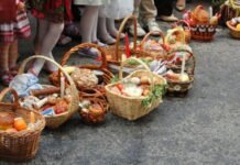 Великдень у Могилеві: ПЦУ освячувала кошики біля РБК