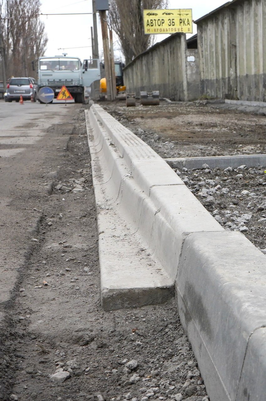 Понад 3 кілометри доступності: на вулиці Зулінського розпочали масштабне облаштування безбар’єрного...