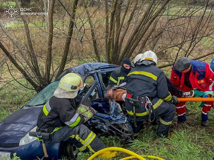 ДТП на Вінниччині: рятувальники деблокували водійку з понівеченого авто