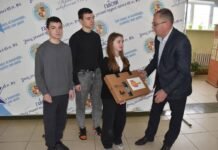 Обдарованим школярам з Гайсинщини передали сучасну техніку для навчання