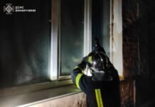 У Барі жінку, яка тривалий час не відповідала на дзвінки, виявили на підлозі в зачиненій квартирі