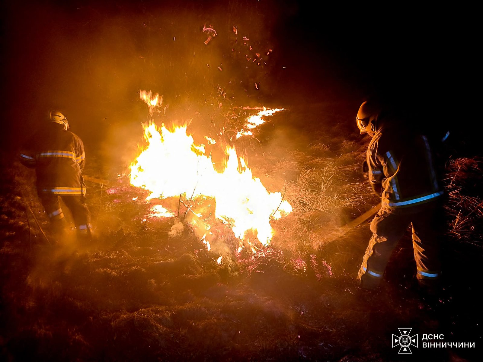 На Вінниччині через дитячі пустощі з вогнем загорівся сіновал