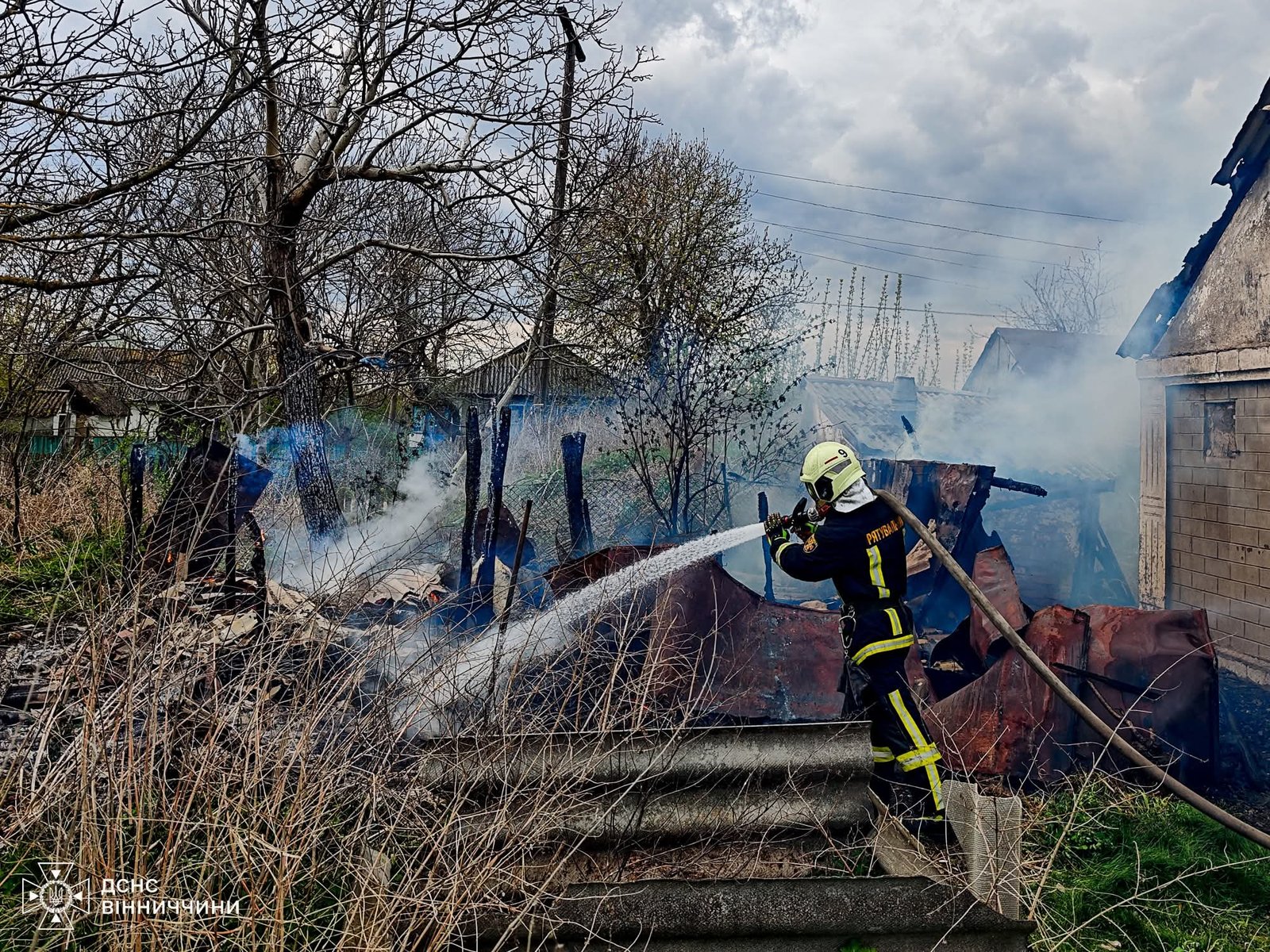 На Вінниччині через дитячі пустощі з вогнем загорівся сіновал