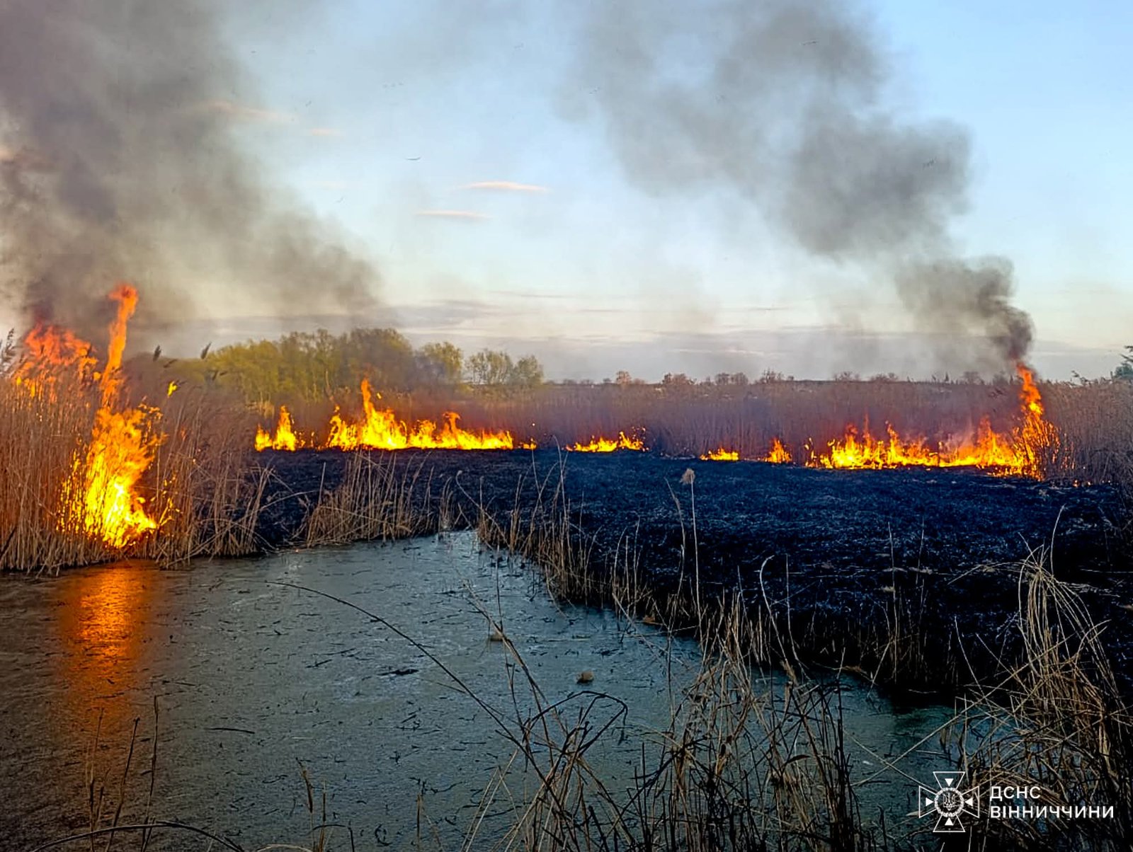 На Вінниччині через дитячі пустощі з вогнем загорівся сіновал