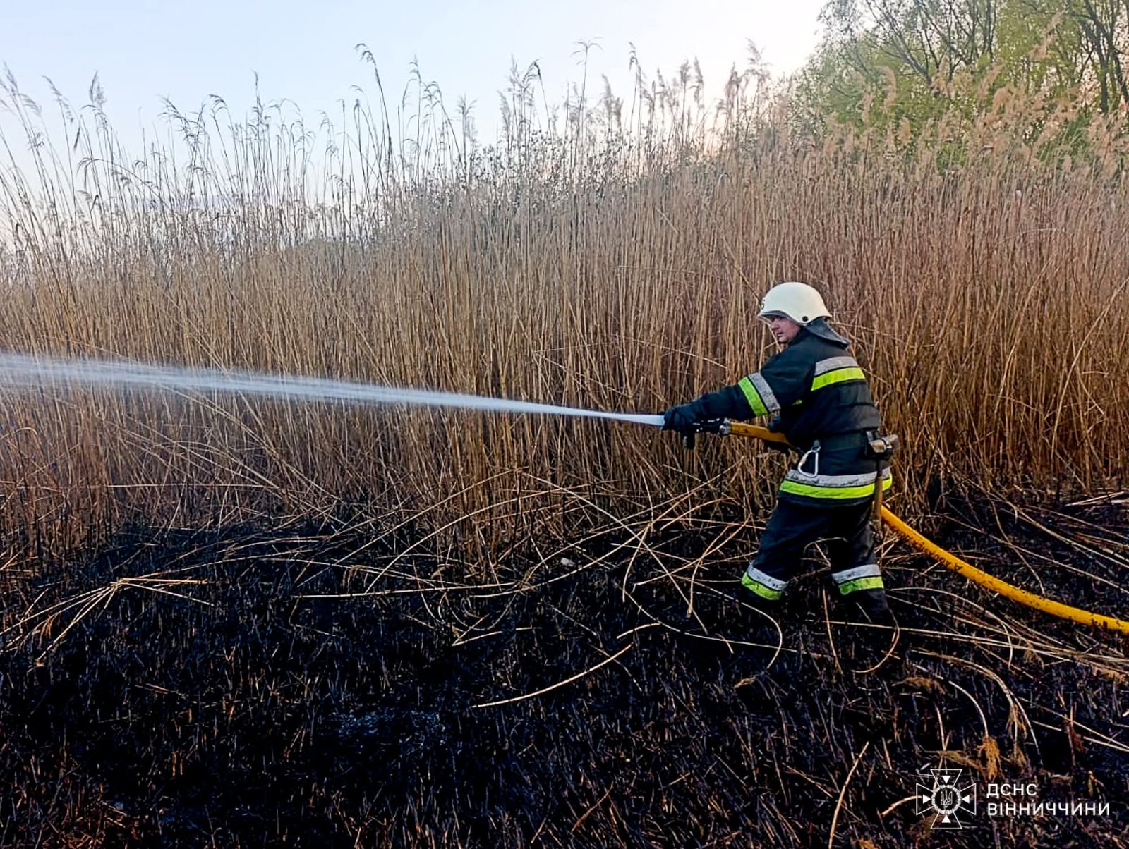 На Вінниччині через дитячі пустощі з вогнем загорівся сіновал