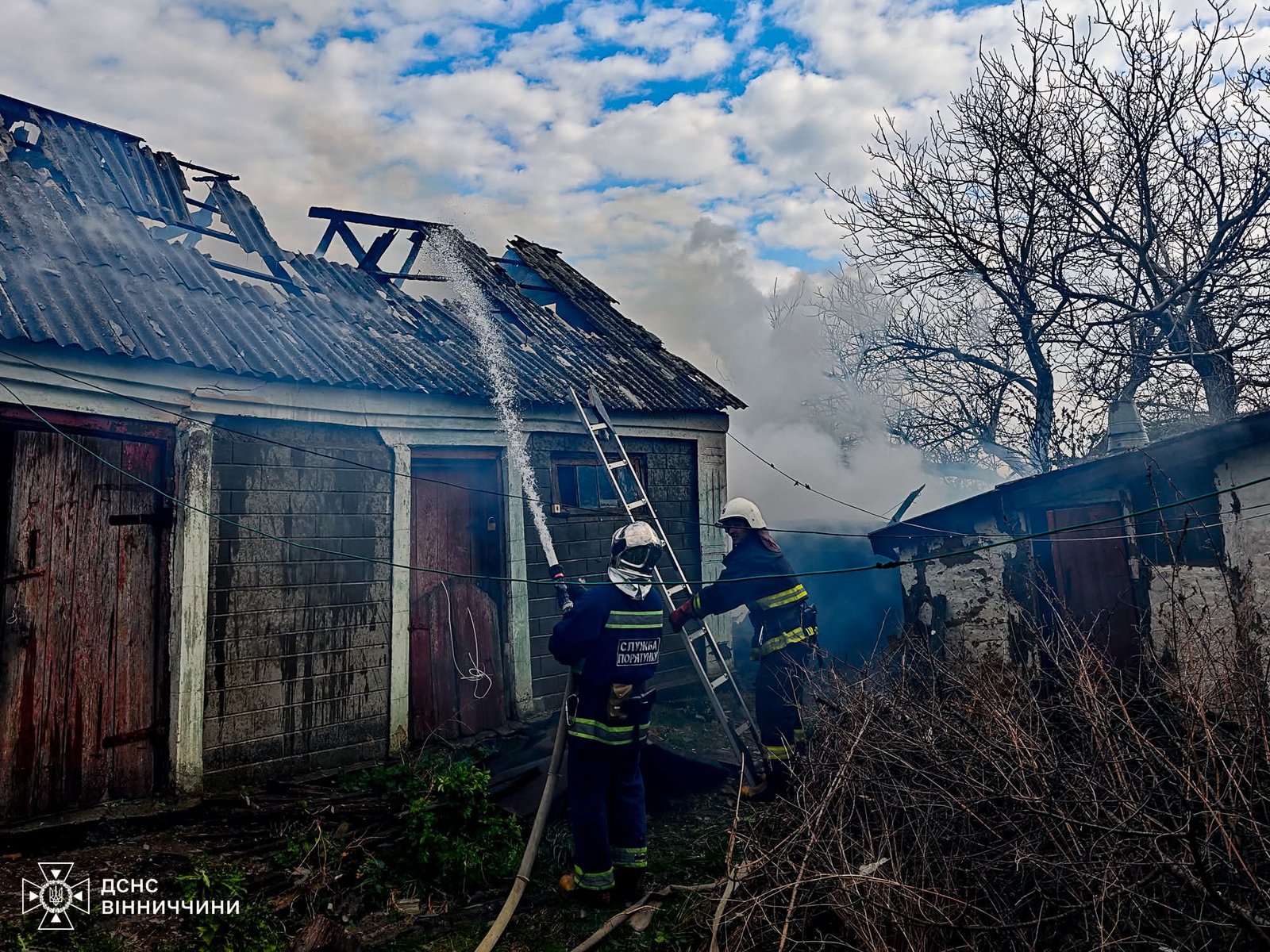 На Вінниччині через дитячі пустощі з вогнем загорівся сіновал