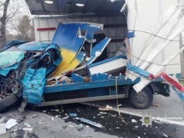 У Хмільницькому районі зіткнулися автобус і вантажівка: загинув водій
