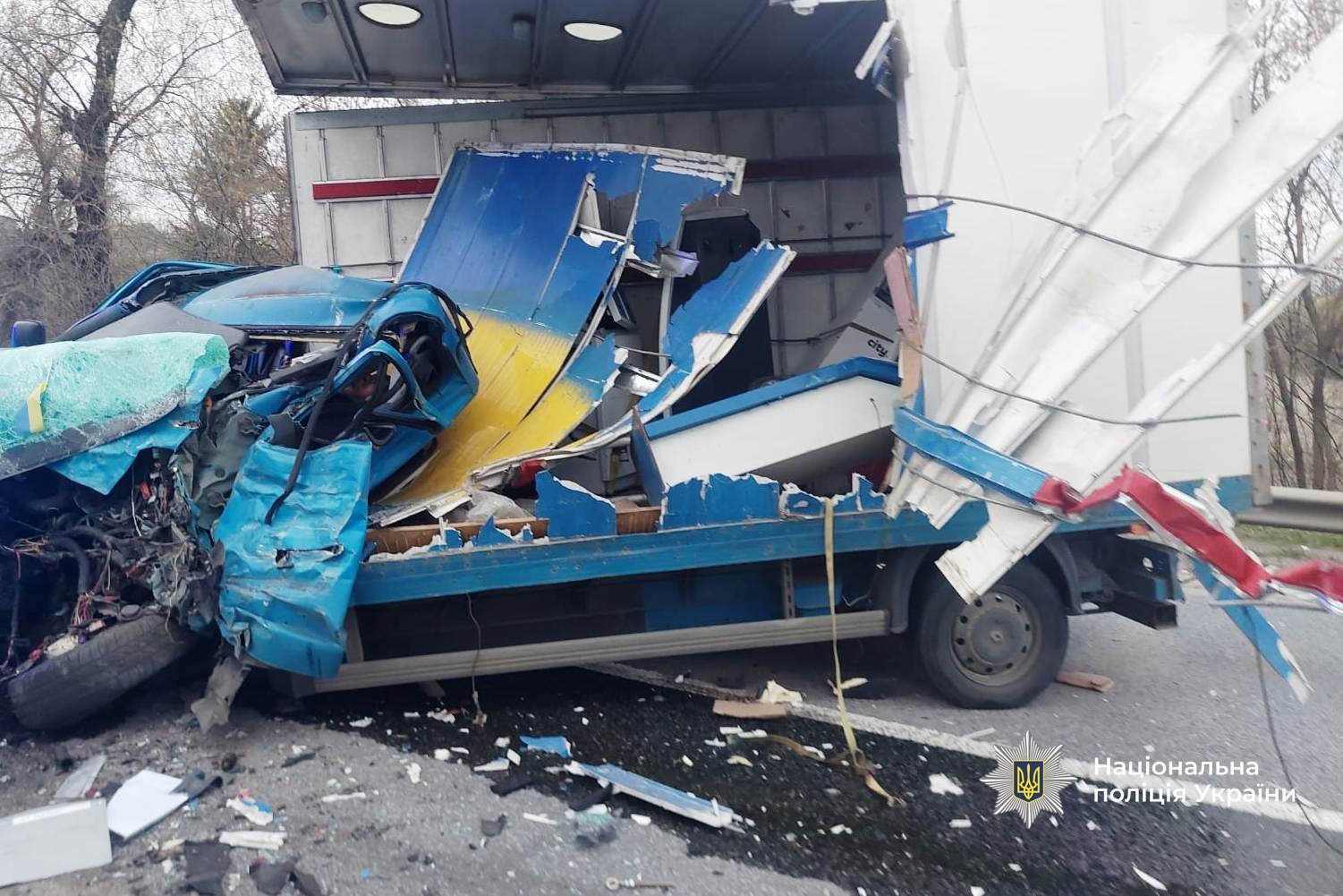 У Хмільницькому районі зіткнулися автобус і вантажівка: загинув водій