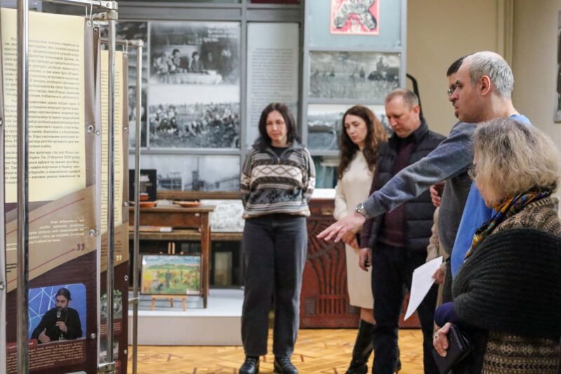 «Церковний рашизм»: у Вінниці відкрили виставку про релігійний інструмент російської пропаганди