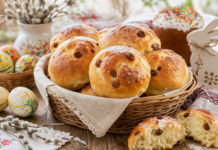 Ароматні великодні булочки з родзинками: простий рецепт домашньої випічки