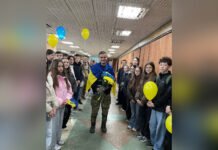 У Ладижині зустріли захисника, який провів у полоні майже чотири роки