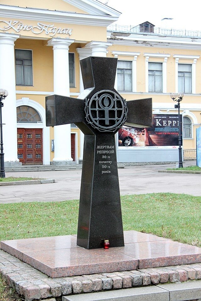 Інститут шляхетних дівчат(Жовтневий палац), де в 1934-1941 роках було управління НКВС, Київ