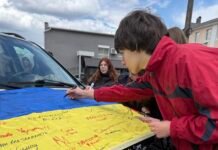 Mercedes для фронту: шкільна родина Вінницького ліцею №13 передала автомобіль захисникам