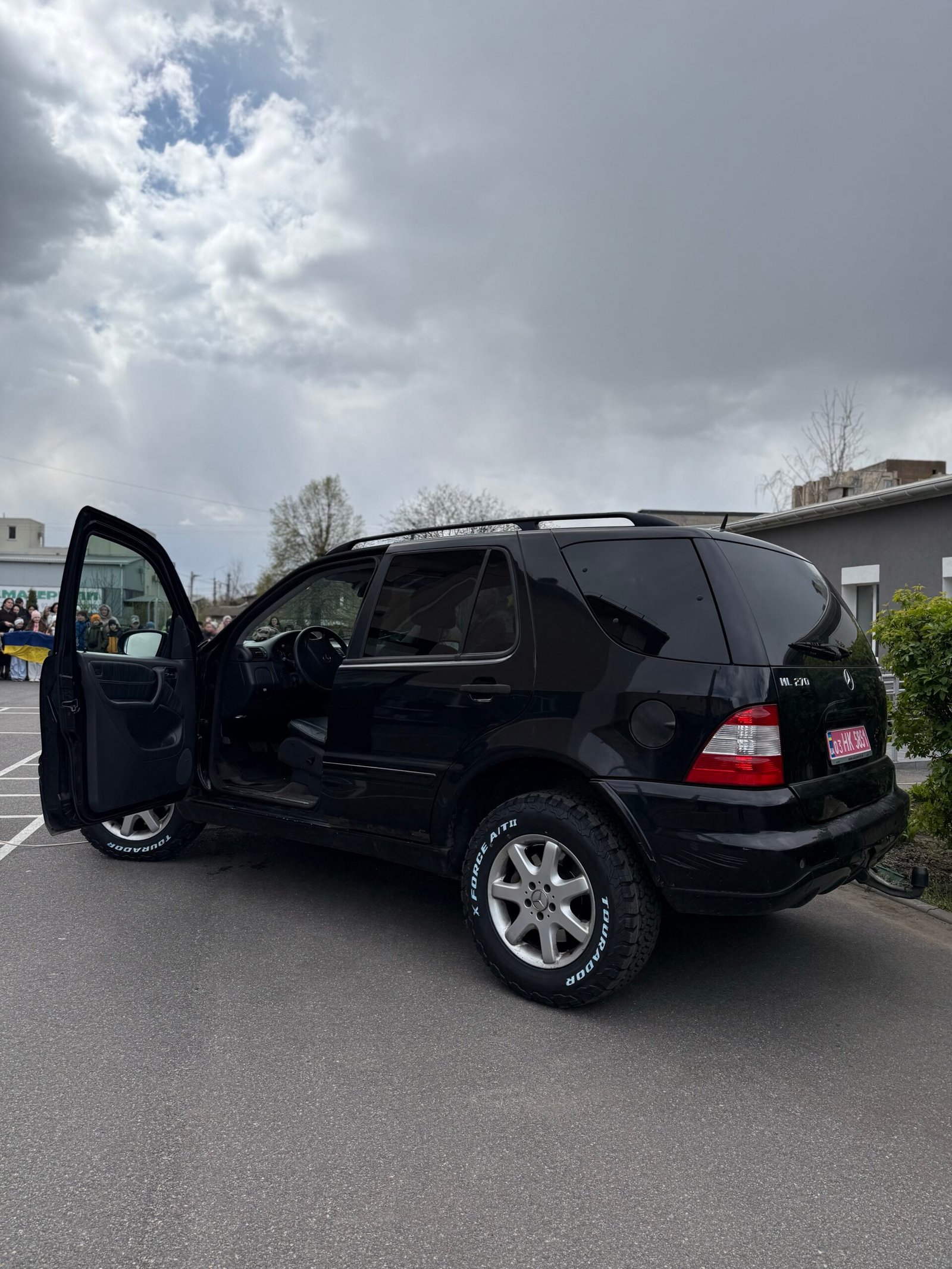 Mercedes для фронту: шкільна родина Вінницького ліцею №13 передала автомобіль захисникам