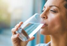 Чому важливо пити воду з достатньою кількістю мінералів