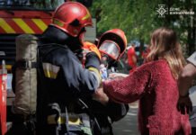 У Вінниці з палаючої квартири евакуювали матір із двомісячним немовлям